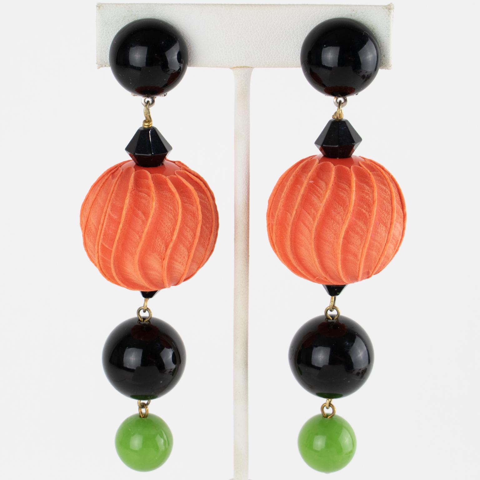 Angela Caputi - Boucles d'oreilles pendantes en résine avec perles de citrouille géante Excellent état - En vente à Atlanta, GA