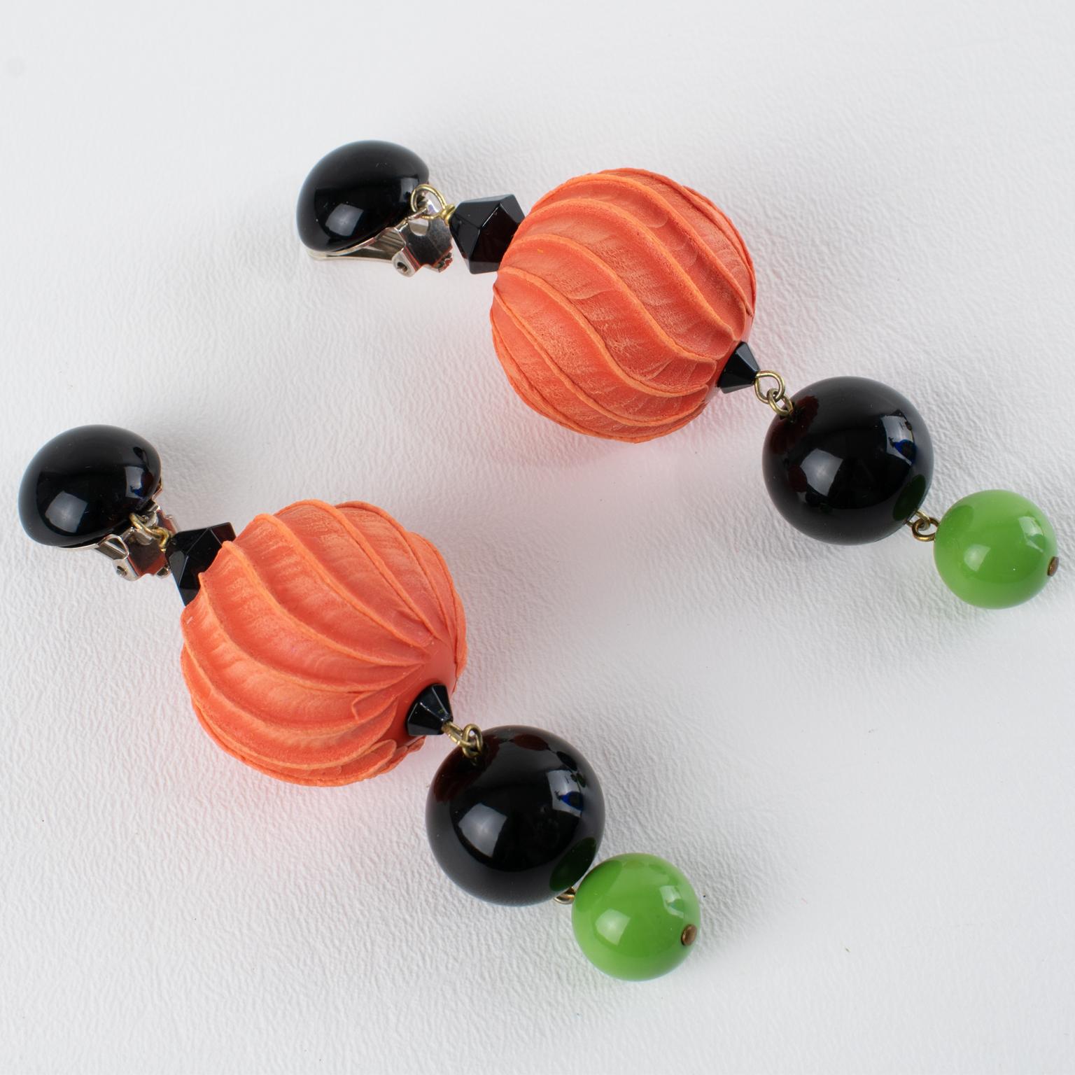 Angela Caputi - Boucles d'oreilles pendantes en résine avec perles de citrouille géante en vente 1