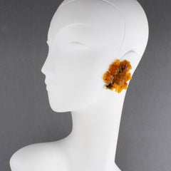 Angela Caputi Pendientes de clip florales de resina en forma de remolino gigante de cerveza de raíz