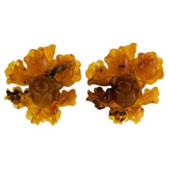 Angela Caputi Pendientes de clip florales de resina en forma de remolino gigante de cerveza de raíz