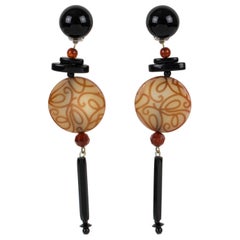 Angela Caputi Pendientes de Resina Colgantes Miel y Negro Diseño Arabesco