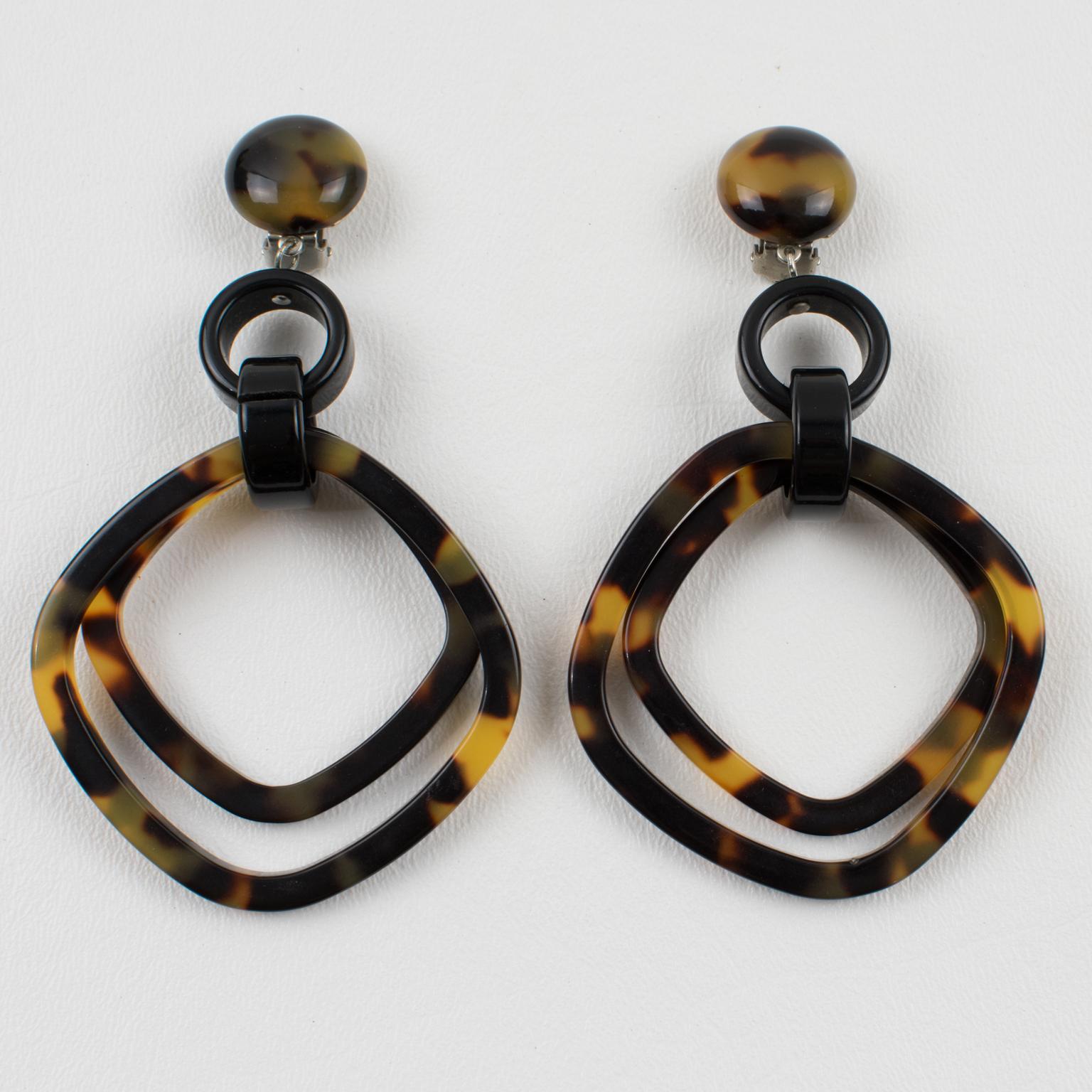 Angela Caputi Italy Black and Tortoiseshell Resin Dangle Clip Earrings In Excellent Condition For Sale In Atlanta, GA