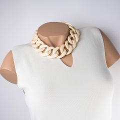 Angela Caputi Italy Collier ras du cou Massive chaîne en résine blanc-crème