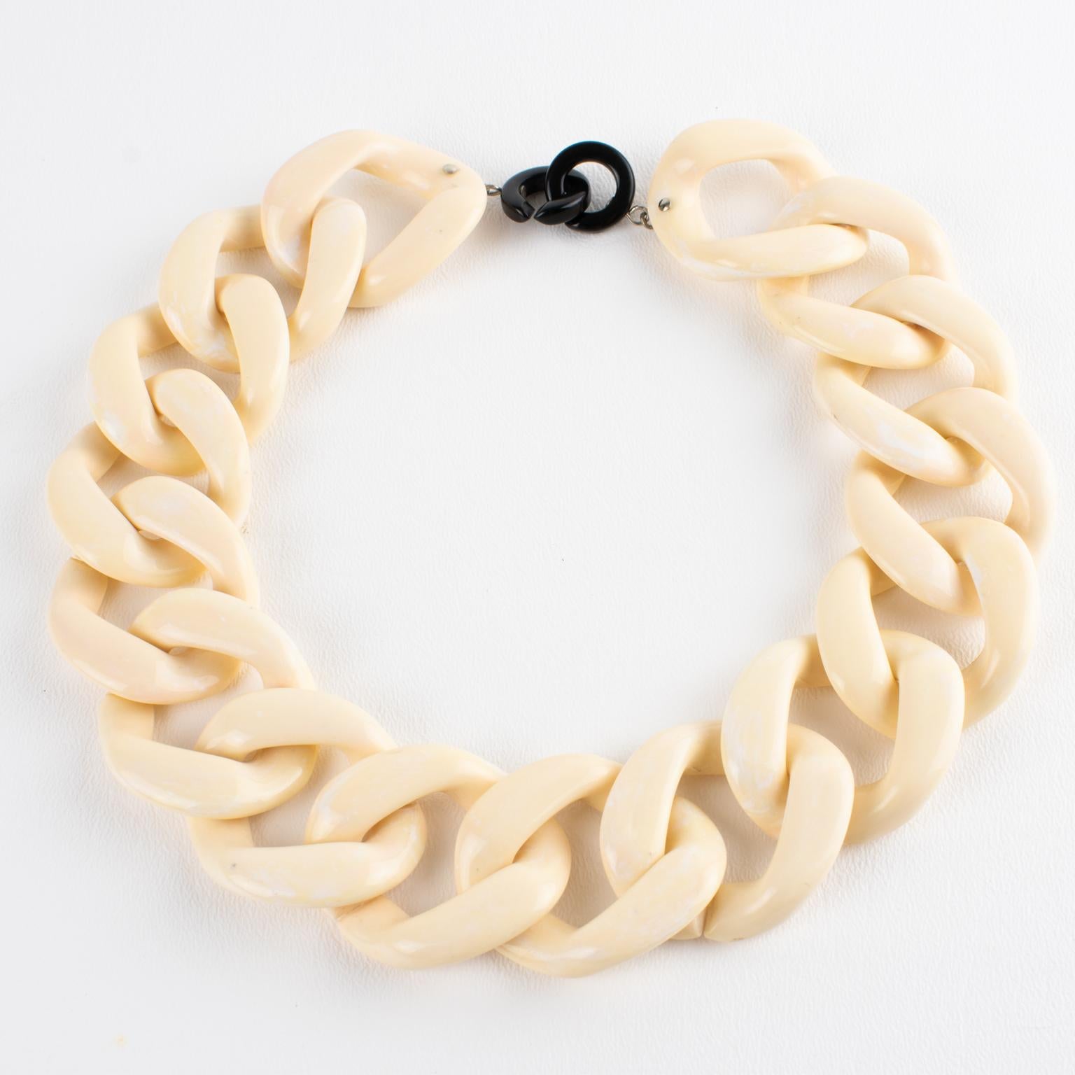 Moderne Angela Caputi Italy Collier ras du cou Massive chaîne en résine blanc-crème en vente