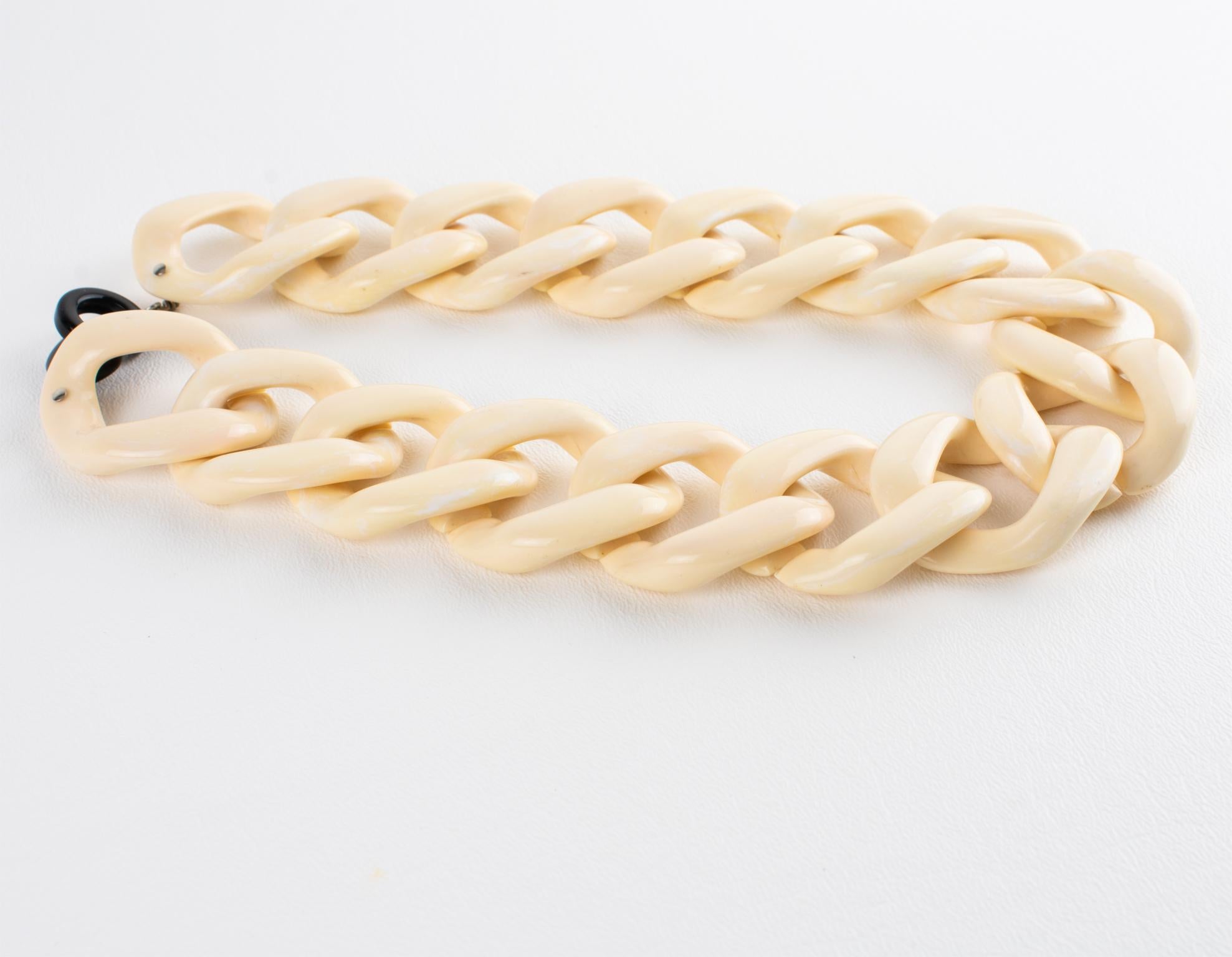 Angela Caputi Italy Collier ras du cou Massive chaîne en résine blanc-crème en vente 1