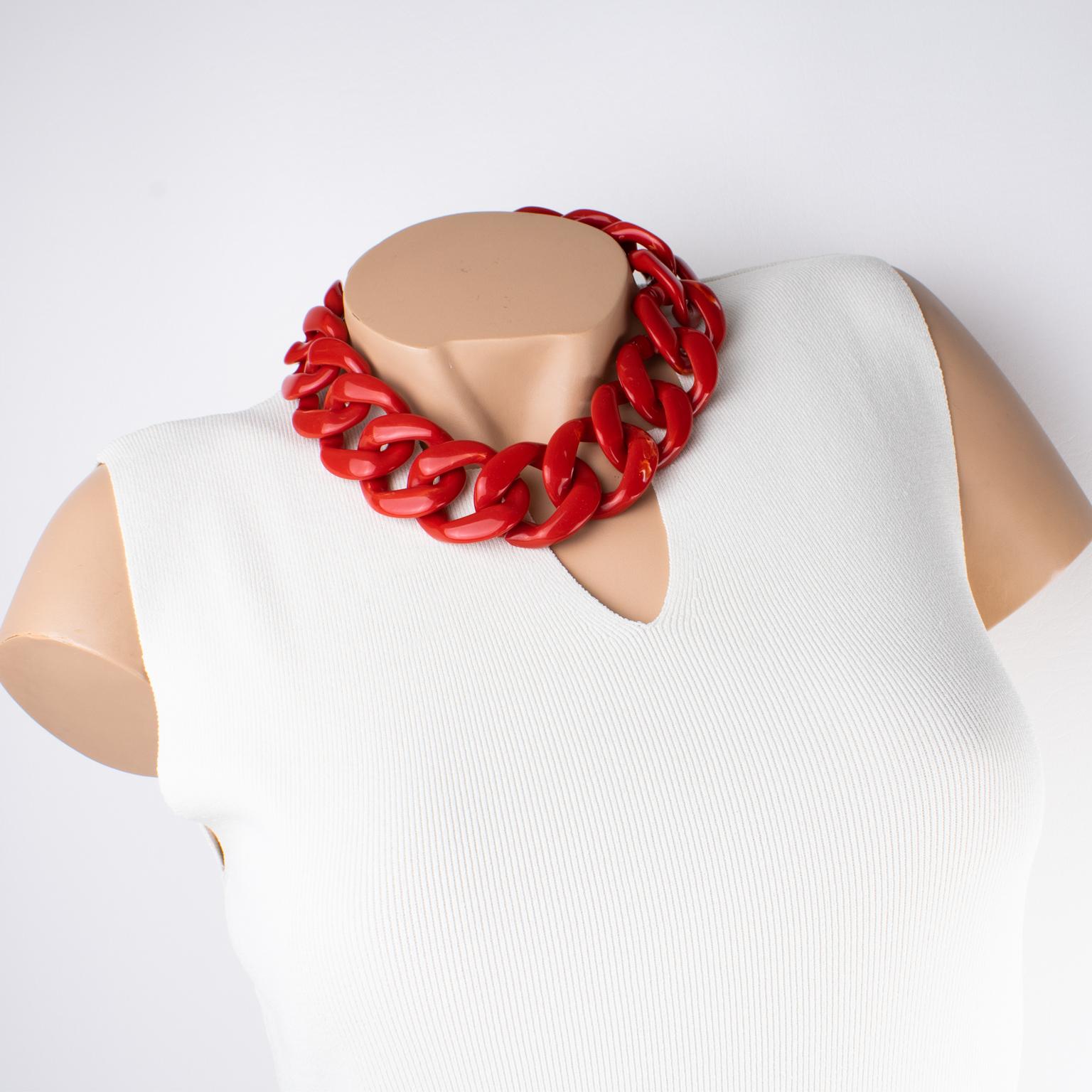 Questa splendida collana girocollo made-in-Italy di Angela Caputi è caratterizzata da una catena piatta in resina extra-large di colore rosso cinabro con volute bianche e un contrasto nero. I suoi abbinamenti di colore sono sempre audaci e di