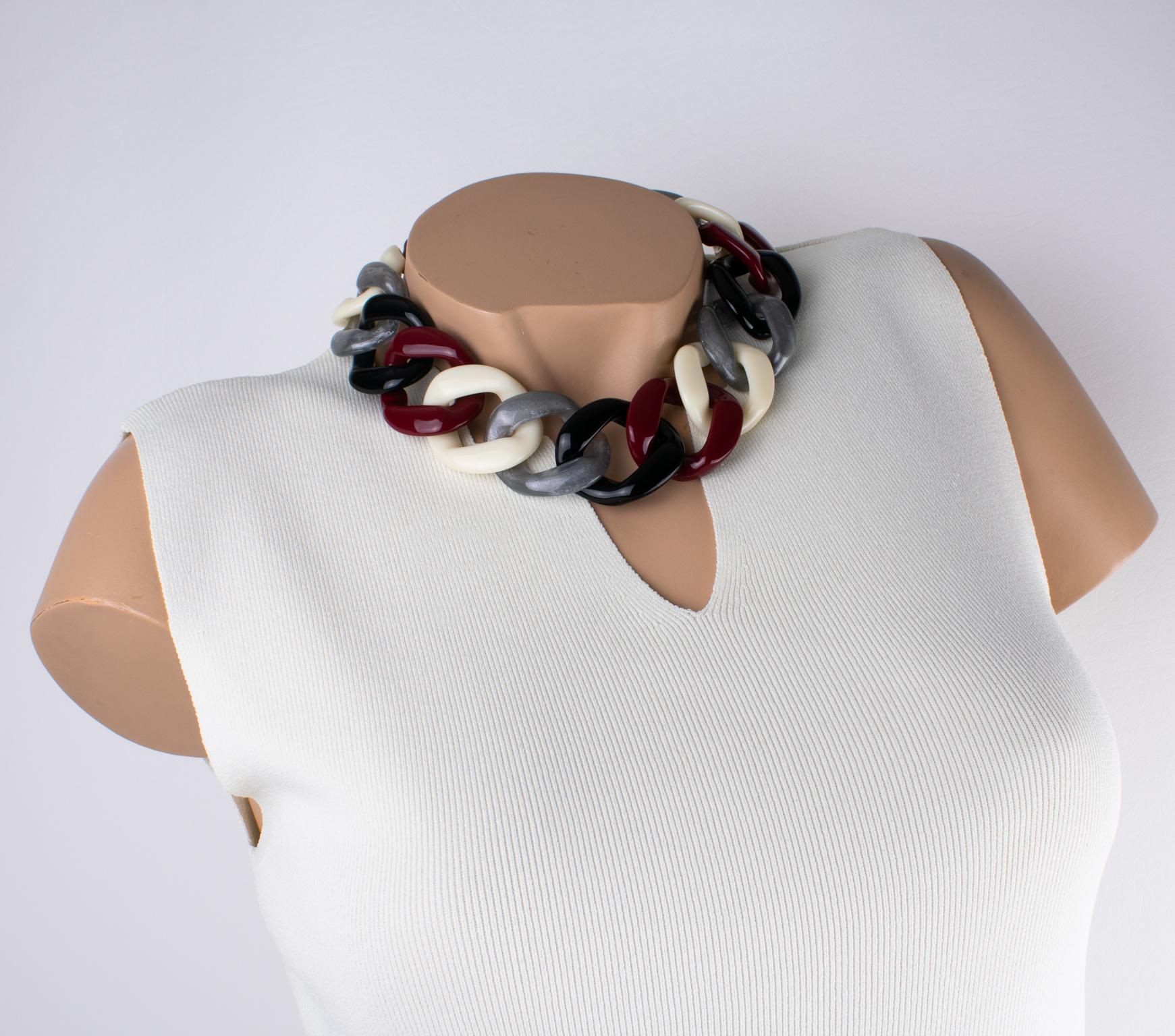 Diese atemberaubende Angela Caputi Halskette, made in Italy, verfügt über eine extragroße, flache Harzkette in Burgunderrot, Creme-Elfenbein, durchscheinendem Silberglitter und schwarzem Kontrast. Ihre Farbwahl ist immer mutig und stilvoll.
Wie Sie