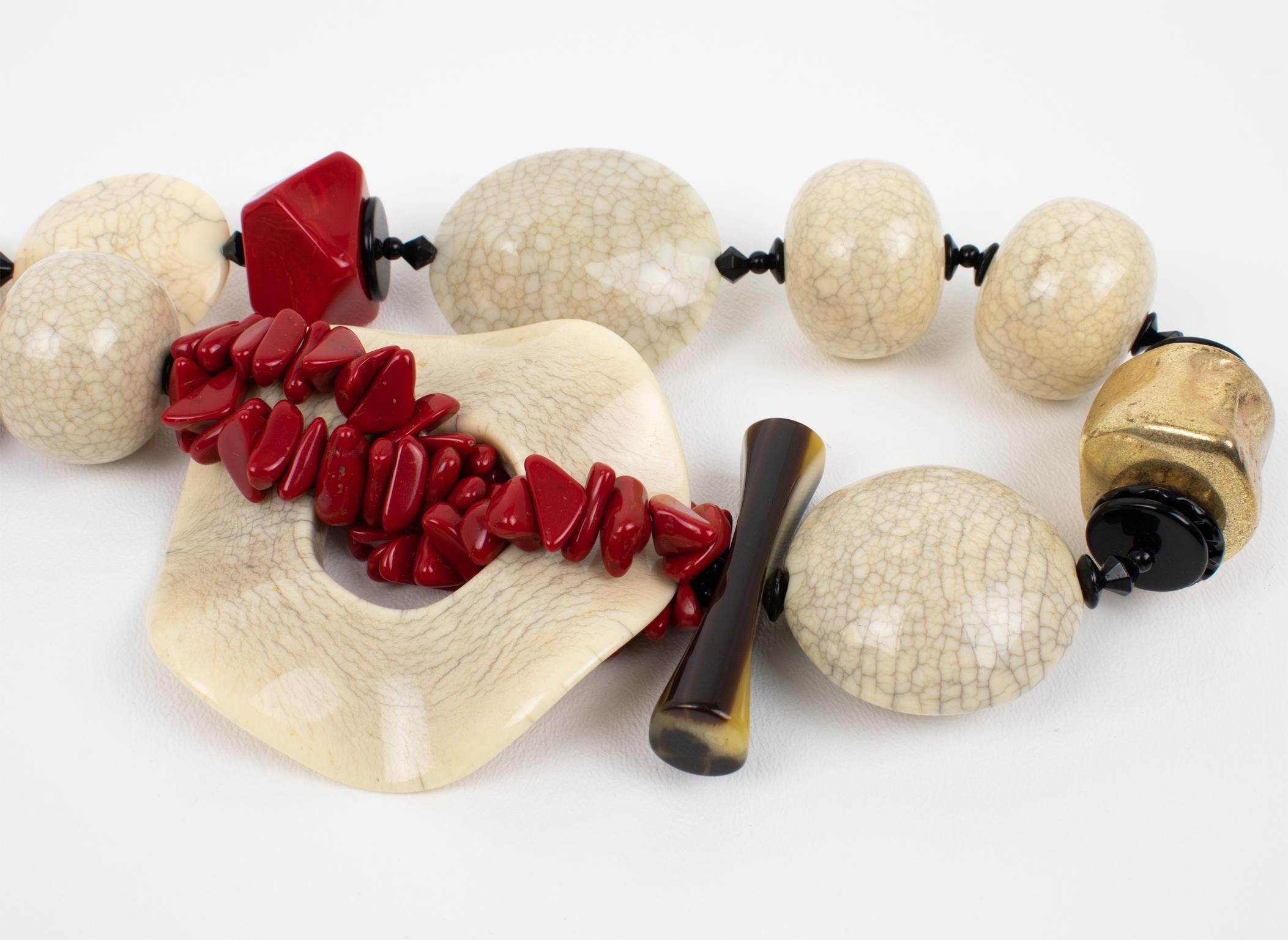 Angela Caputi Collar gargantilla de resina de inspiración japonesa con cuentas de cerámica de imitación en venta 6