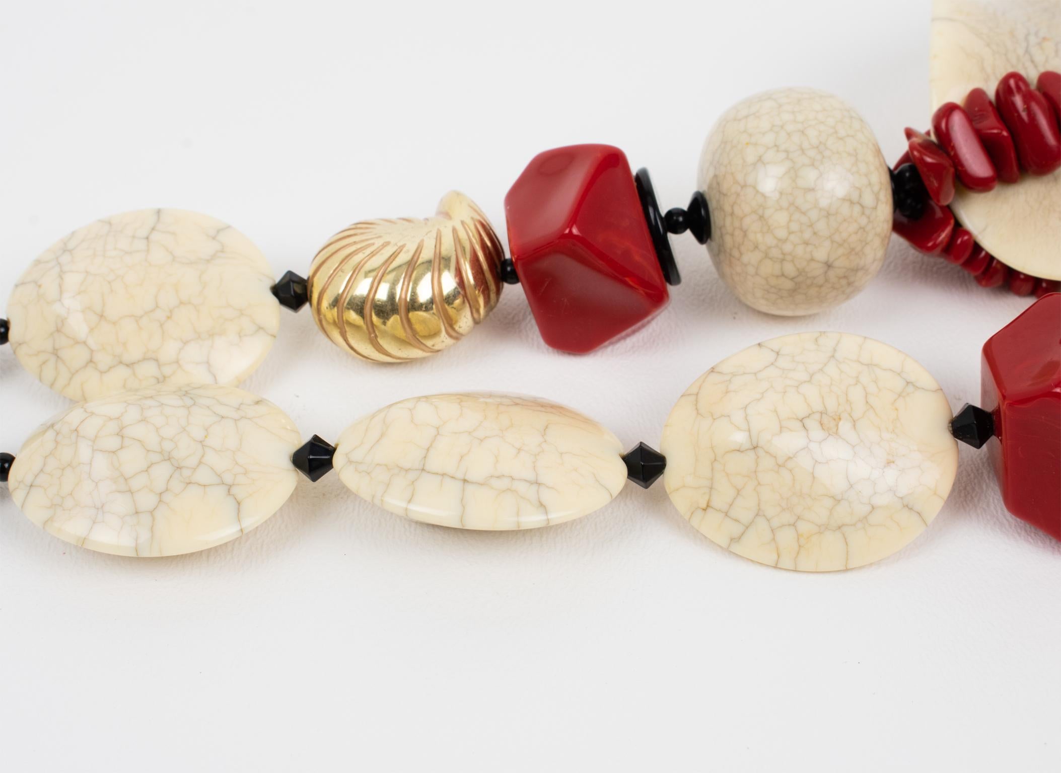 Angela Caputi Collar gargantilla de resina de inspiración japonesa con cuentas de cerámica de imitación en venta 4