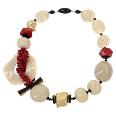 Angela Caputi Japanische Inspiration Harz-Choker-Halskette mit Kunstkeramik-Perlen aus Harz