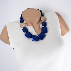 Collier ras-du-cou en résine « Lapis Blue » et « Rose Gold » d'Angela Caputi