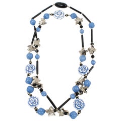 Long collier Angela Caputi de roses bleu lavande et feuilles de résine argentée