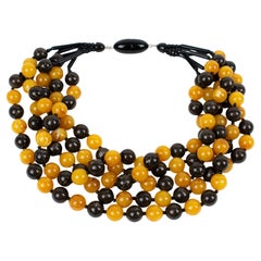 Angela Caputi Collar de resina de varias vueltas con cuentas en color mandarina y negro