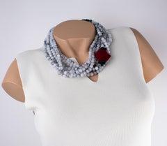 Collana a più fili in resina effetto marmo grigio di Angela Caputi