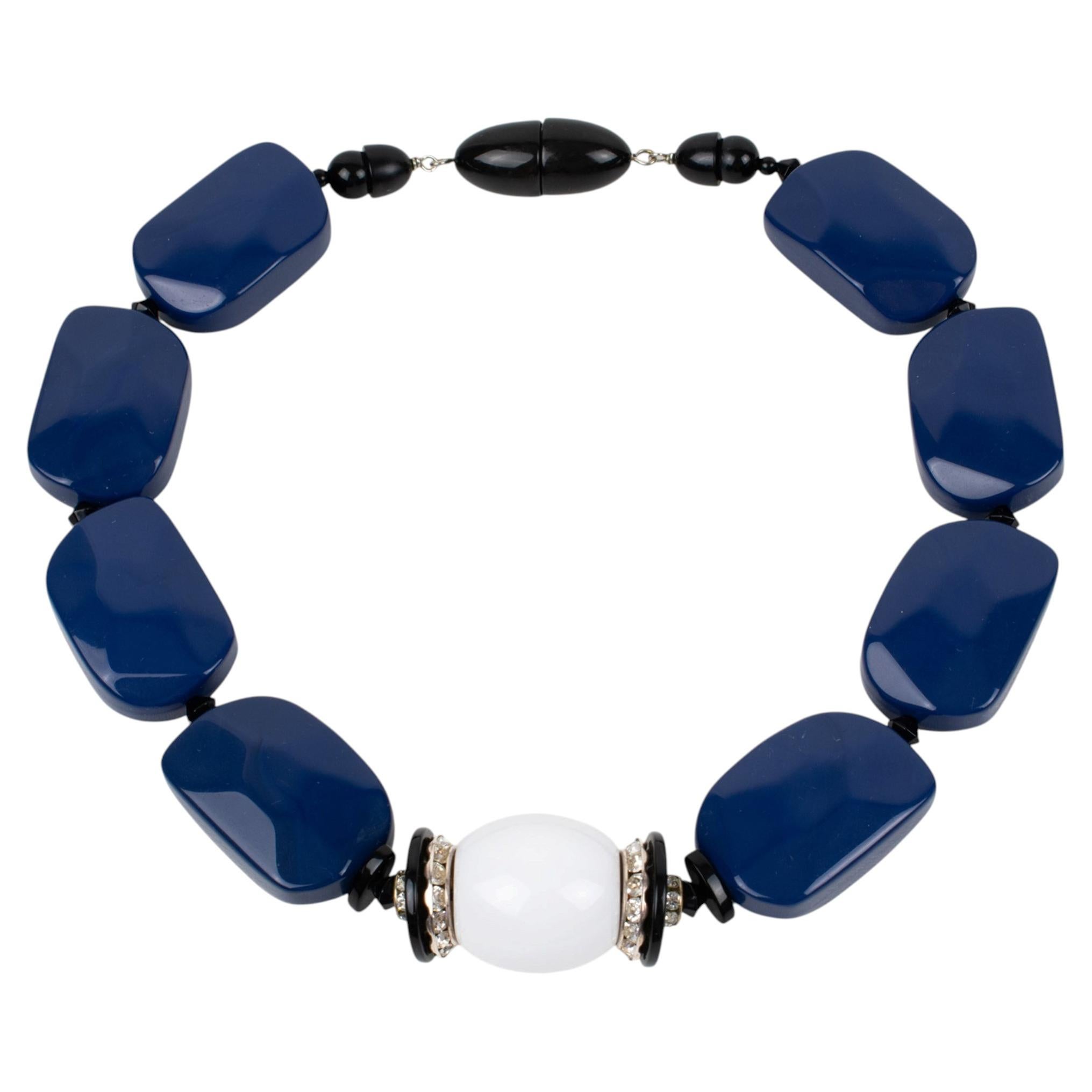 Angela Caputi – Marineblaue und weiße Choker-Halskette aus Kunstharz im Angebot