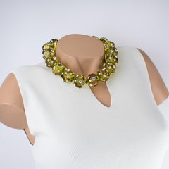 Angela Caputi - Collier ras du cou en résine vert olive avec bijoux