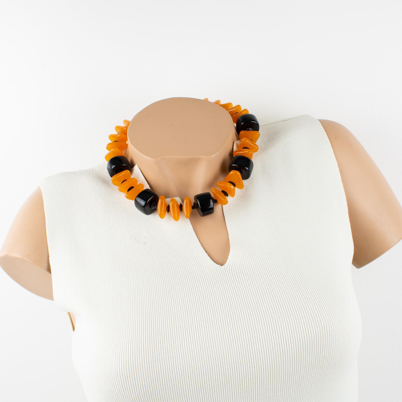 Elegantes Angela Caputi, in Italien hergestelltes Harz-Halsband. Jede Perle ist aus kantaloupe-orangefarbenem Harz mit schwarzem Kontrast geschnitzt und geometrisch geformt. Ihre Farbkombination ist immer sehr stilvoll, perfekt für legere und