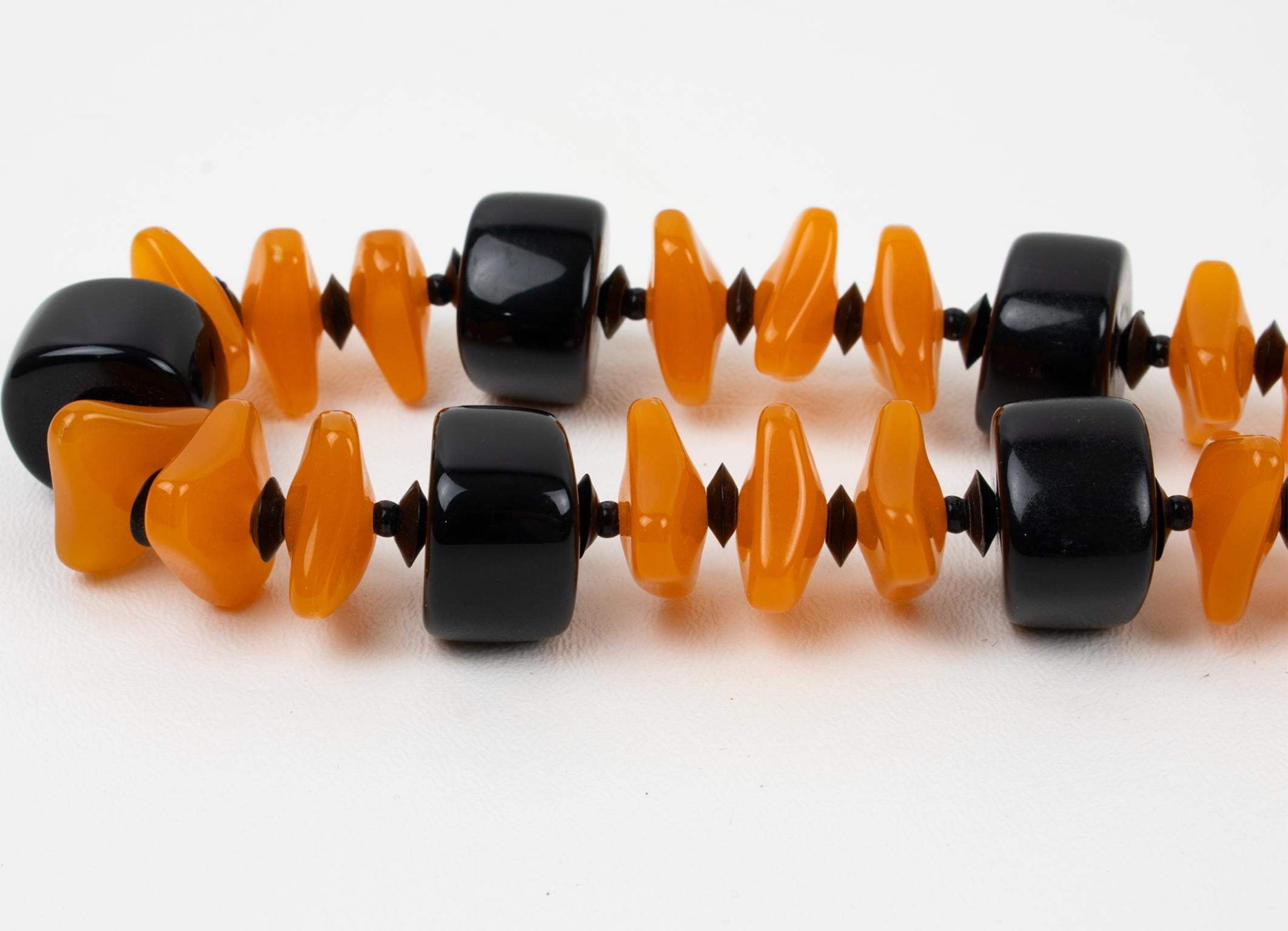 Angela Caputi Halskette aus orangefarbenem und schwarzem Harz im Angebot 3