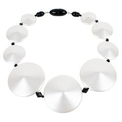 Angela Caputi Collar de resina nacarada blanca y negra
