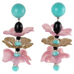 Angela Caputi - Boucles d'oreilles pendantes en résine rose et or avec fleur de flamenco