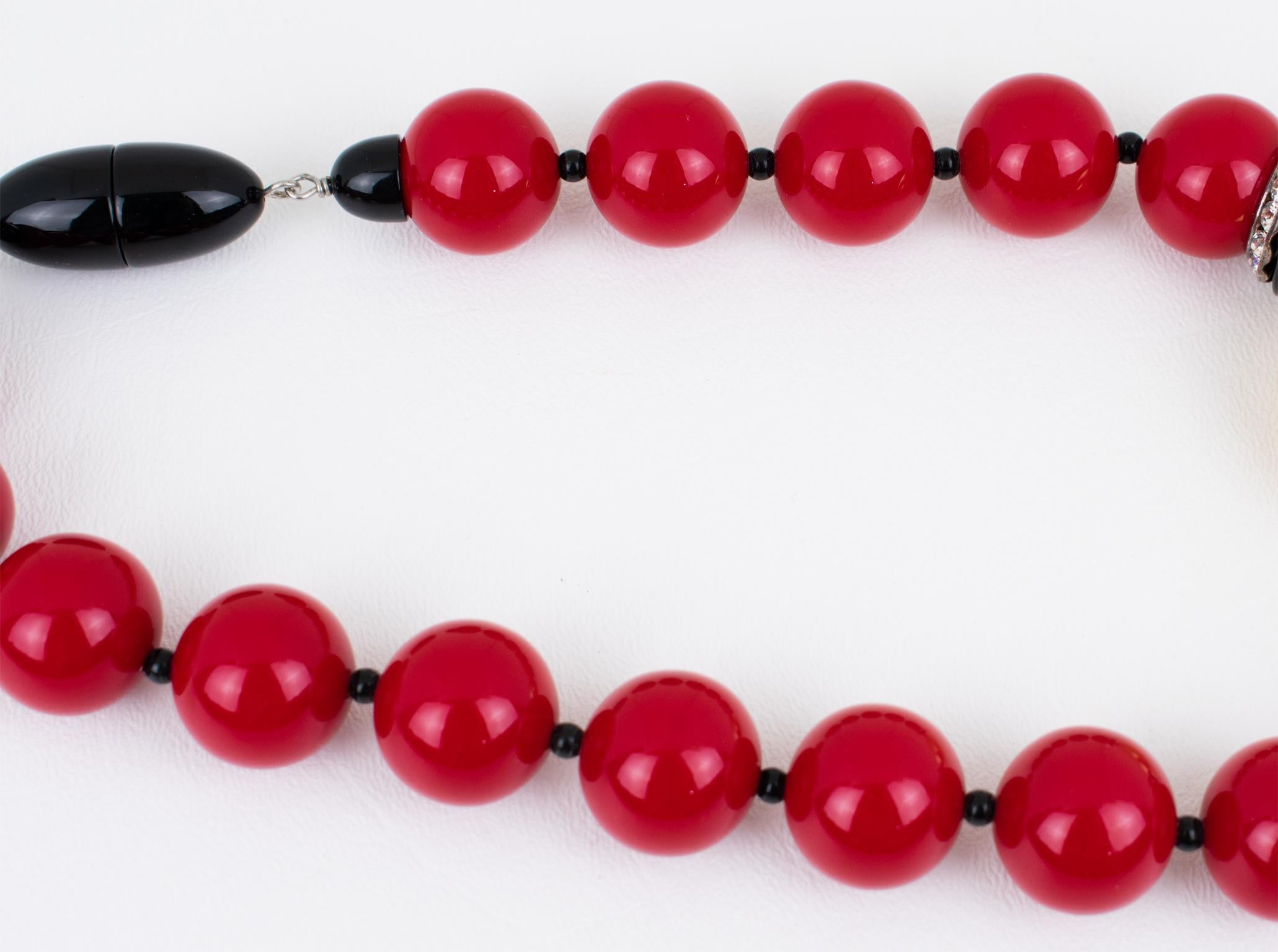 Collier ras du cou en résine rouge et or Angela Caputi en vente 3