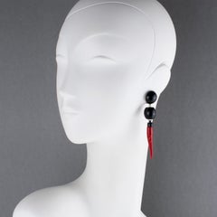 Angela Caputi - Orecchini a clip in resina con pepe penzolante in cinabro rosso