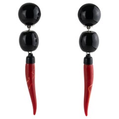 Angela Caputi - Orecchini a clip in resina con pepe penzolante in cinabro rosso