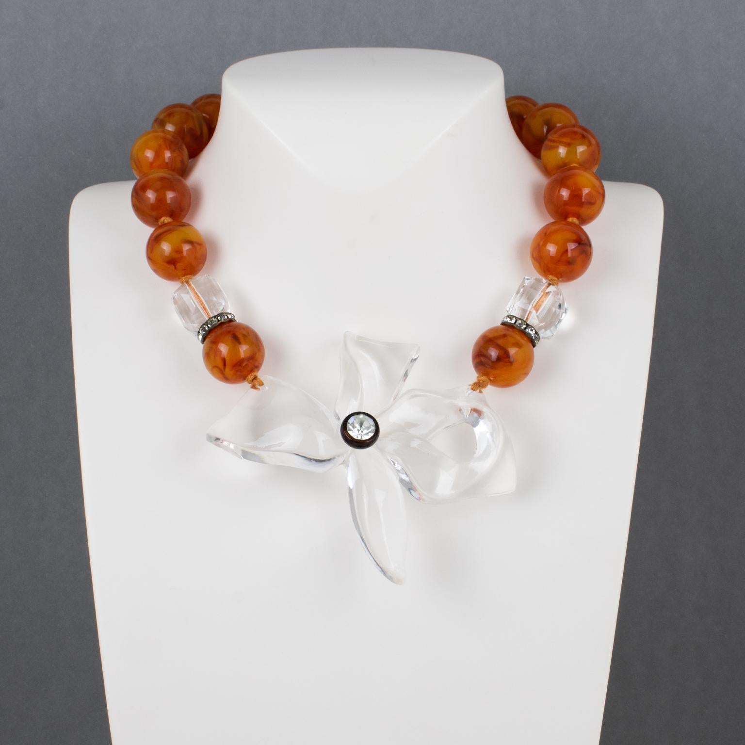 Angela Caputi Collar de cuentas de ámbar rojo con flor tallada Moderno