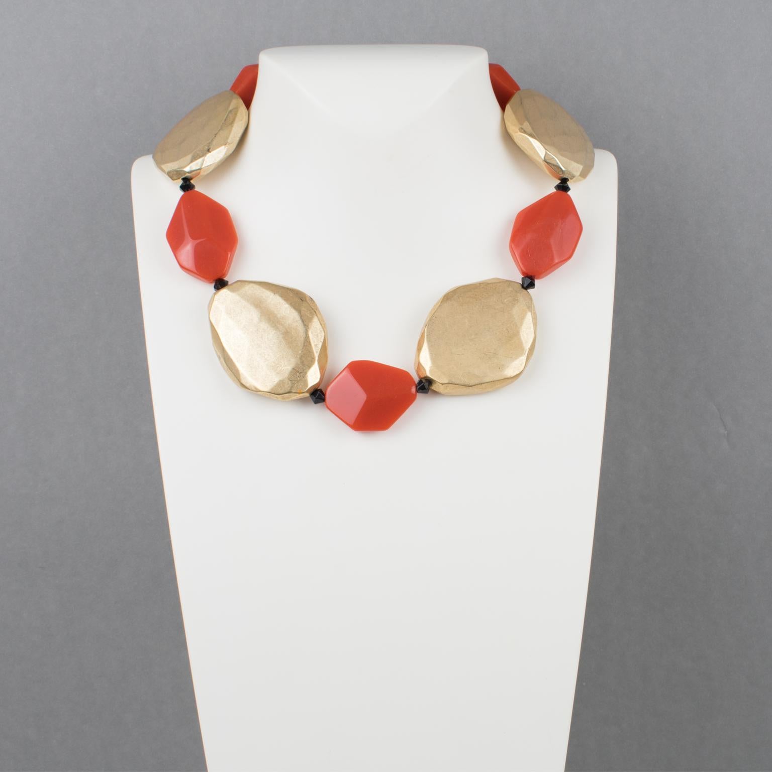 Angela Caputi Harz-Choker-Halskette aus Gold und orangefarbenen Kieselsteinen (Moderne) im Angebot