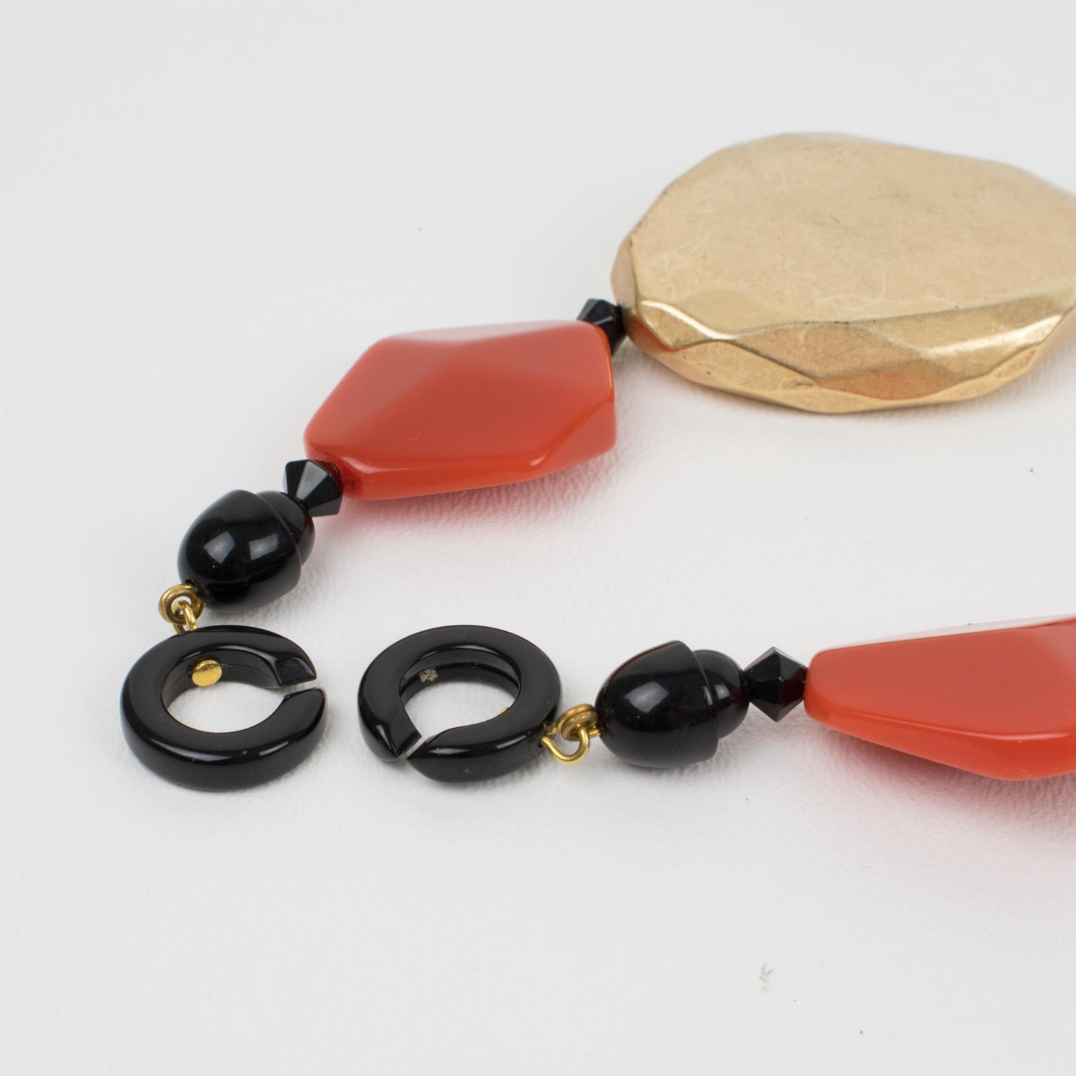 Angela Caputi Harz-Choker-Halskette aus Gold und orangefarbenen Kieselsteinen im Angebot 1