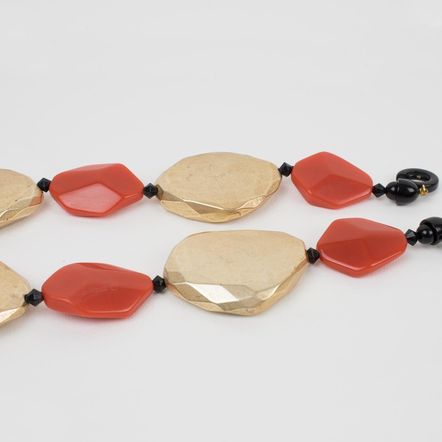 Angela Caputi Harz-Choker-Halskette aus Gold und orangefarbenen Kieselsteinen im Angebot 3