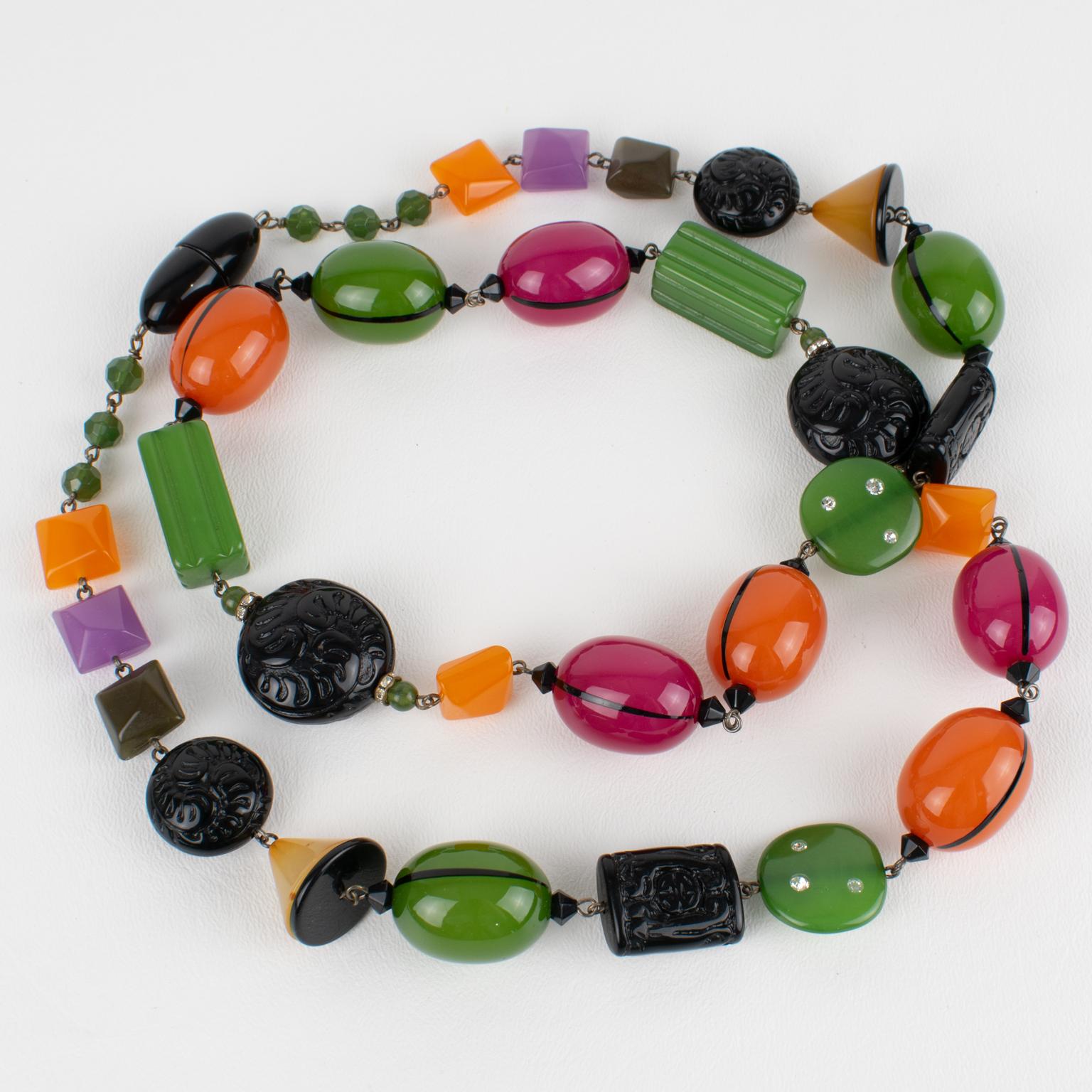 Ce magnifique sautoir en résine Angela Caputi, fabriqué en Italie, présente un design époustouflant. La pièce présente des éléments perlés dans un motif multicolore avec des textures, des strass, des sculptures et des perles de formes variées. Le
