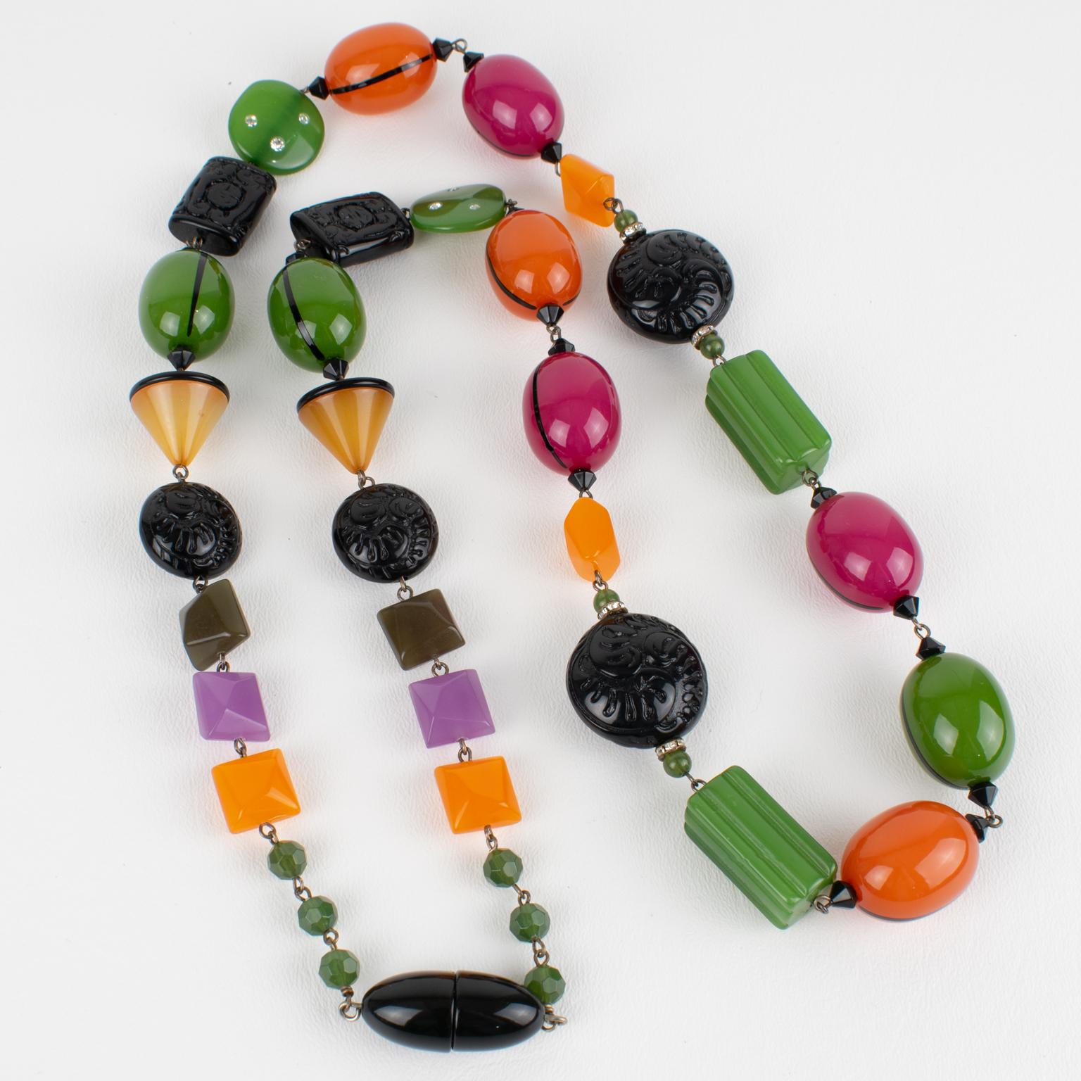 Moderne Angela Caputi, collier long en résine sculpté et façonné avec perles multicolores en vente