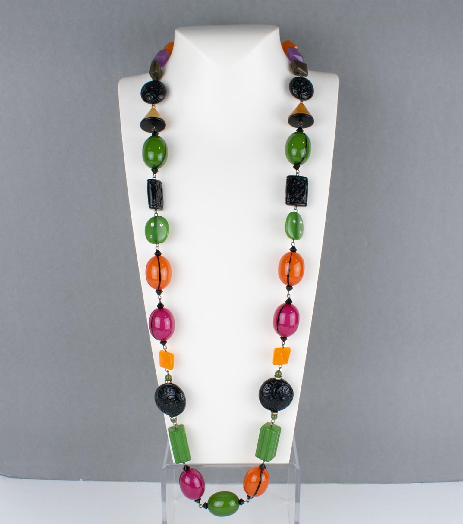 Angela Caputi, collier long en résine sculpté et façonné avec perles multicolores Excellent état - En vente à Atlanta, GA
