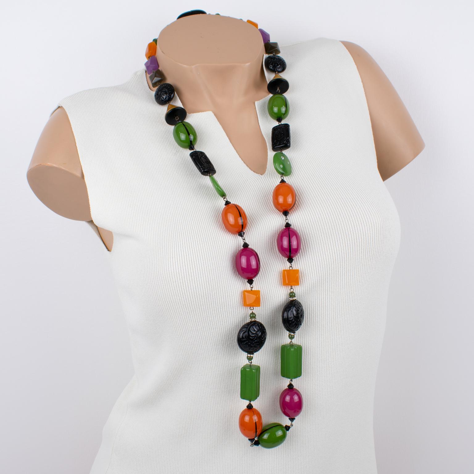 Angela Caputi, collier long en résine sculpté et façonné avec perles multicolores Unisexe en vente