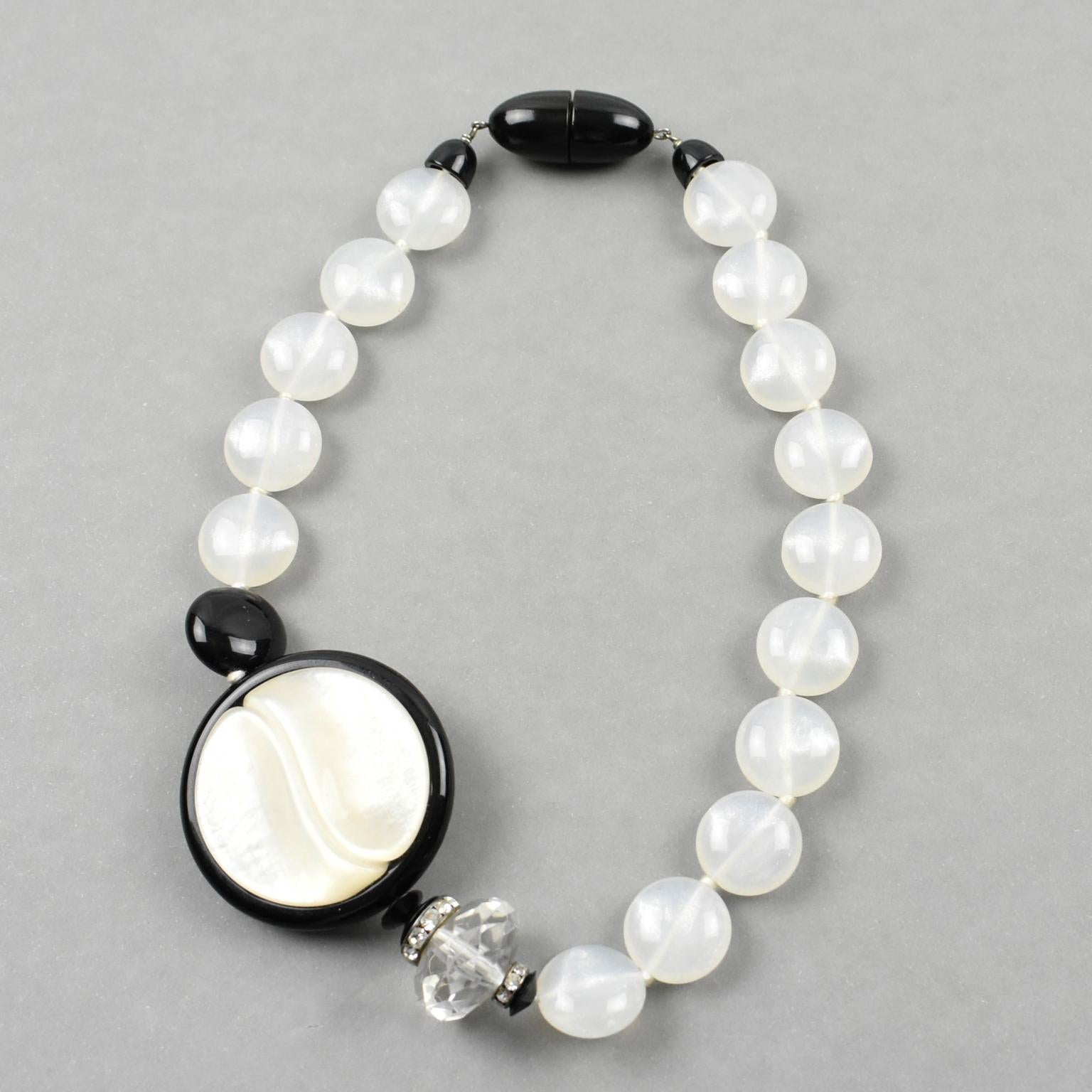 Collana in resina di Angela Caputi in nero e bianco perlato in vendita 1