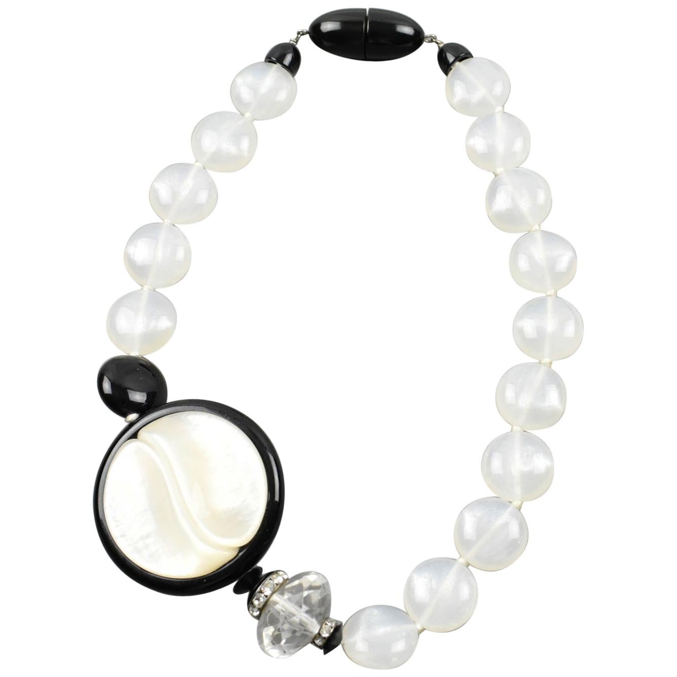 Collar de resina Angela Caputi en negro y blanco perla