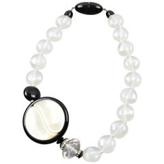 Collar de resina Angela Caputi en negro y blanco perla