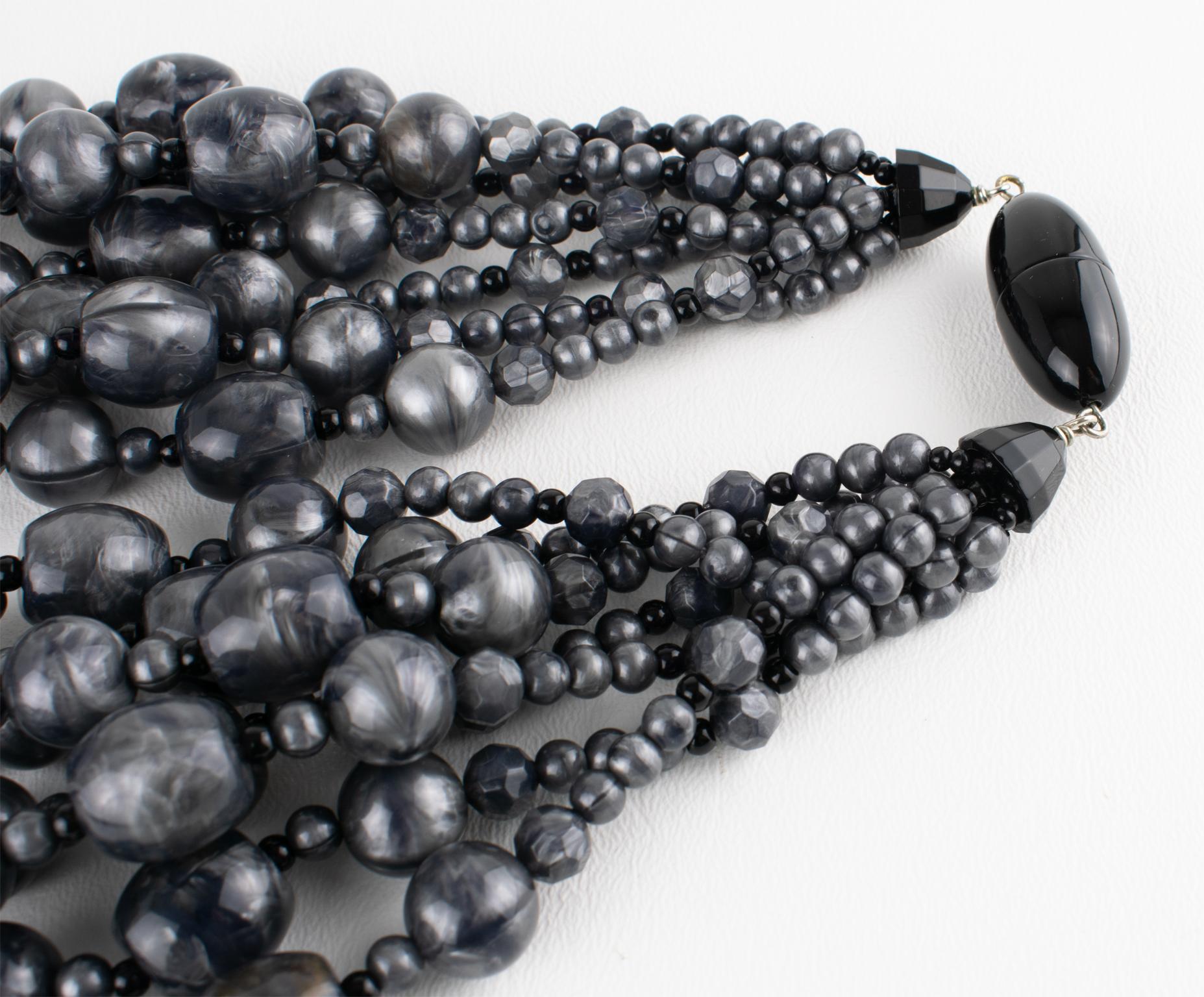 Angela Caputi - Collier de résine multibrins avec perles gris orageux en vente 5