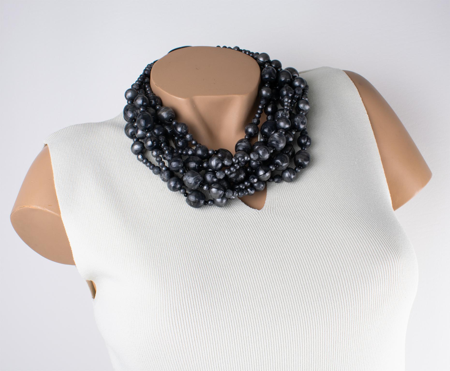 Ce superbe collier ras-de-cou en résine Angela Caputi, fabriqué en Italie, présente un design multibrin avec des perles de tailles assorties dans des couleurs gris orage perlé. Ses couleurs sont toujours très élégantes, parfaites pour les occasions