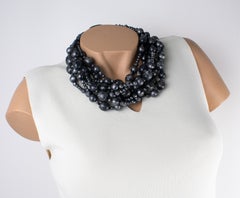 Angela Caputi - Collier de résine multibrins avec perles gris orageux