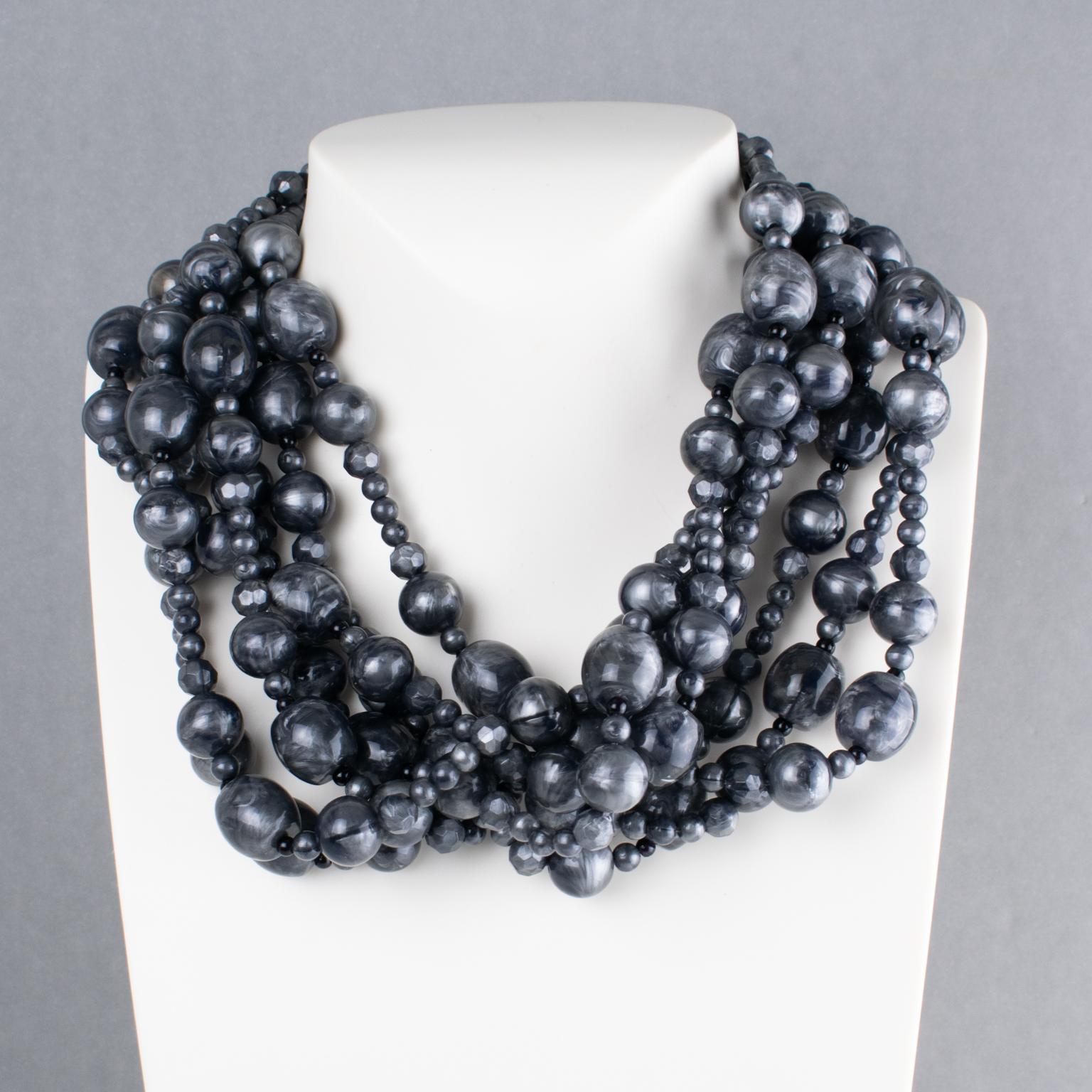Moderne Angela Caputi - Collier de résine multibrins avec perles gris orageux en vente