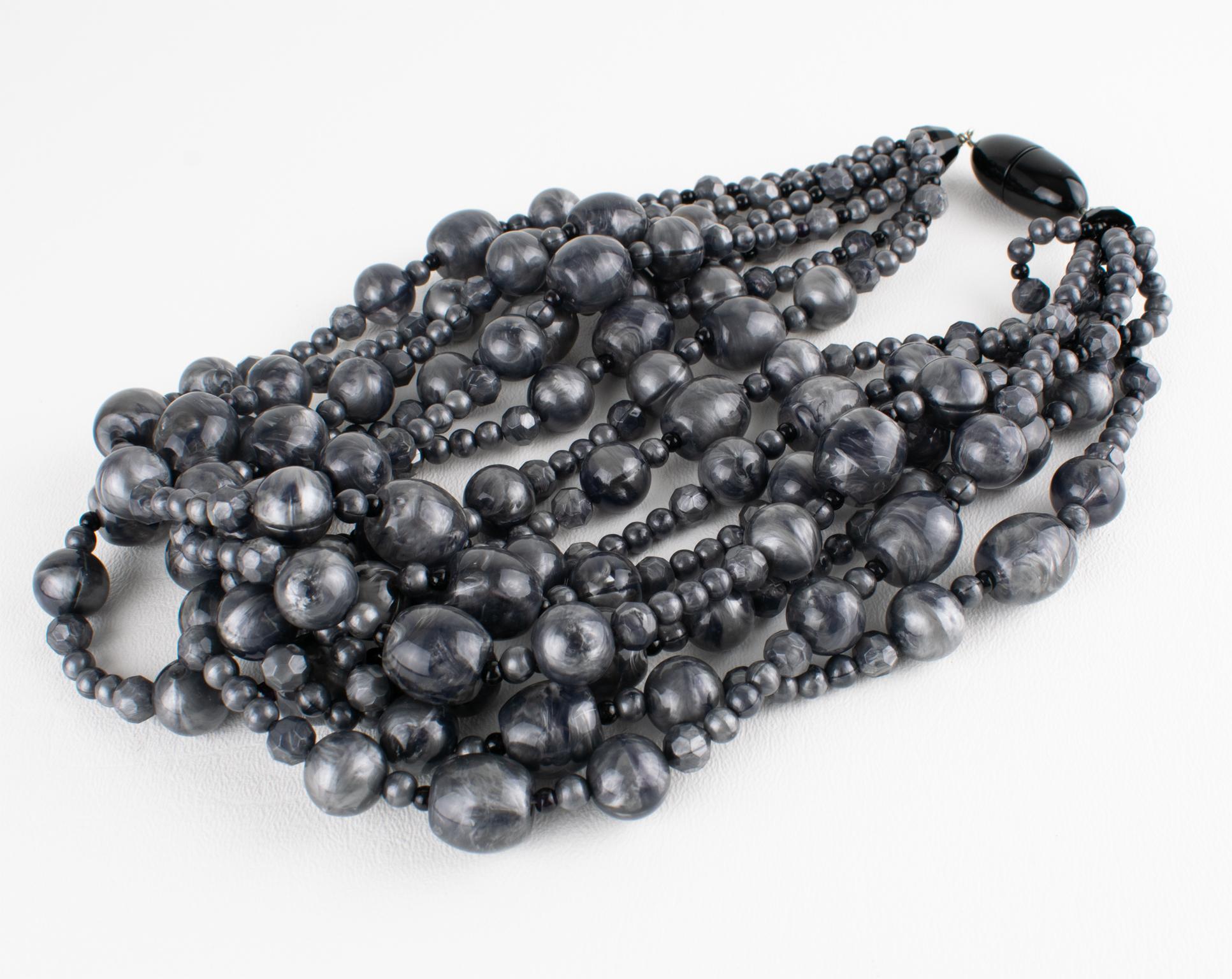 Angela Caputi - Collier de résine multibrins avec perles gris orageux en vente 2