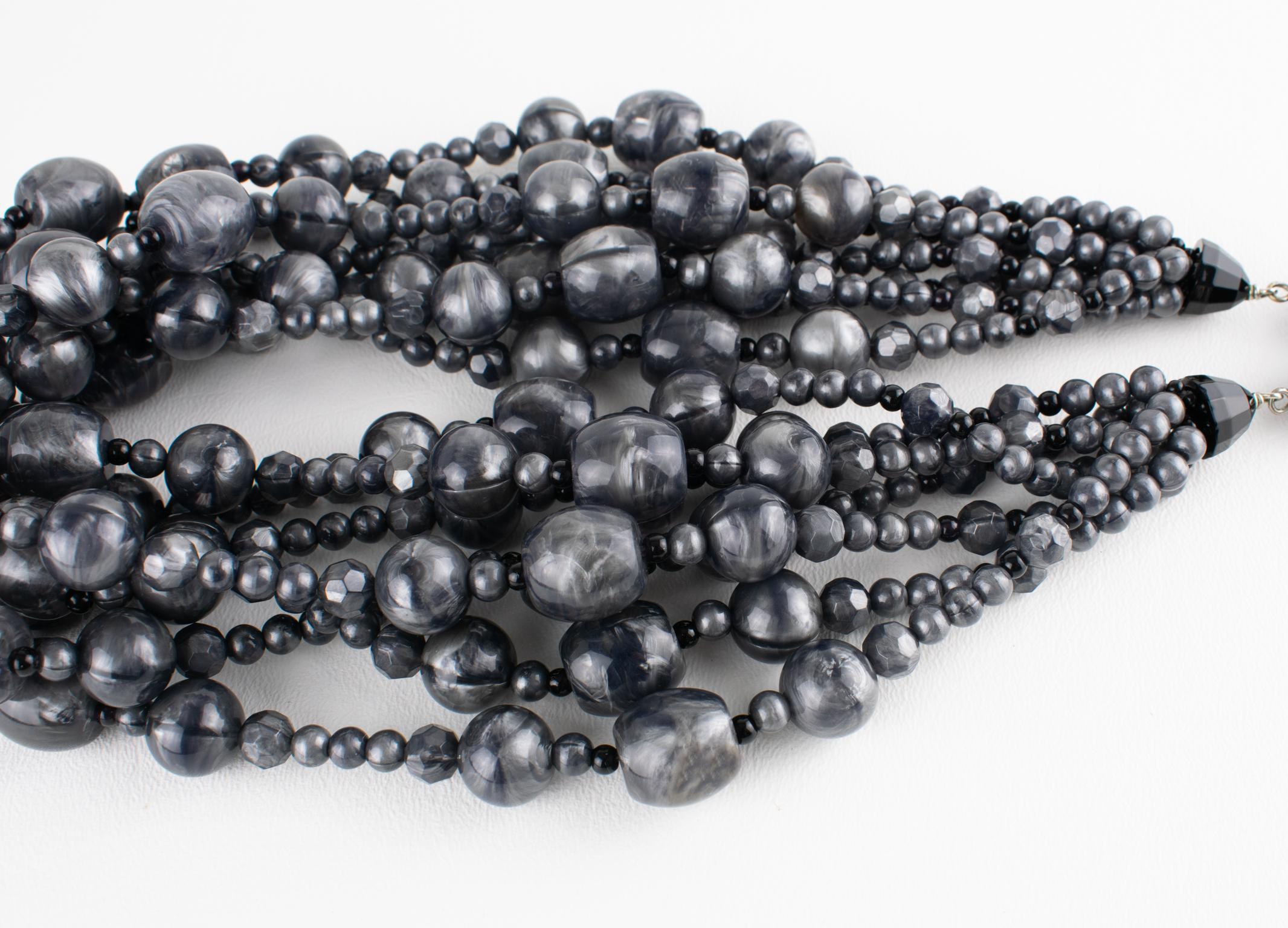Angela Caputi - Collier de résine multibrins avec perles gris orageux en vente 3