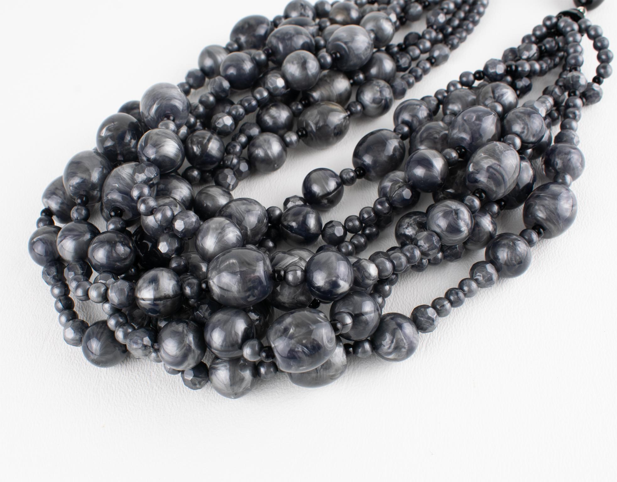Angela Caputi - Collier de résine multibrins avec perles gris orageux en vente 4
