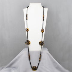 Collar extralargo de carey y resina negra Angela Caputi