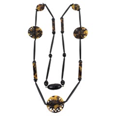 Collar extralargo de carey y resina negra Angela Caputi