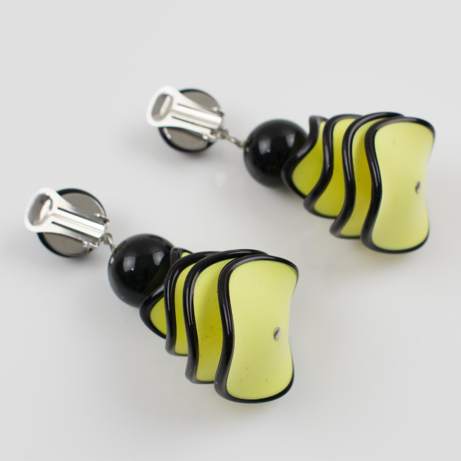 Angela Caputi Yellow and Black Dangling Resin Chandelier Clip on Earrings In Excellent Condition In Atlanta, GA