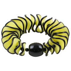 Angela Caputi Übergroßes Stretch-Armband aus gelbem und schwarzem Harz