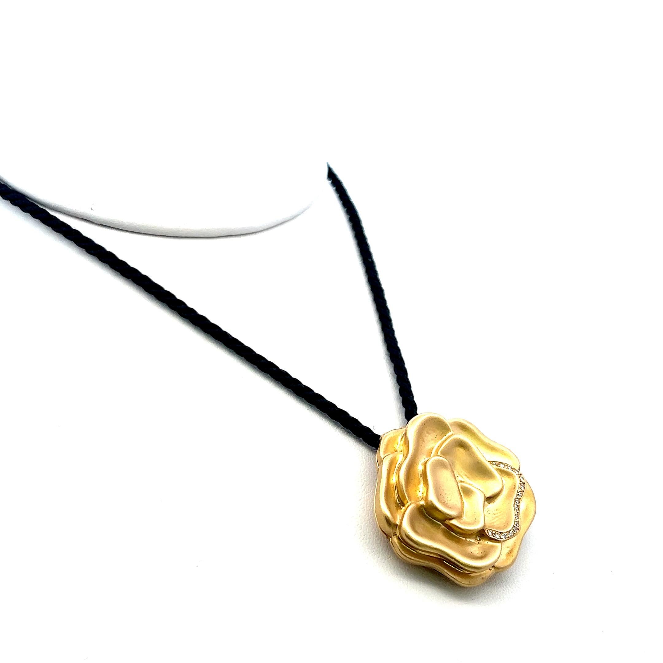 Taglio brillante Angela Cummings - Collana con ciondolo in oro giallo 18K con diamante rotondo da 0,08 carati in vendita